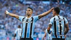 Luis Suárez e Vina em Grêmio x Caxias