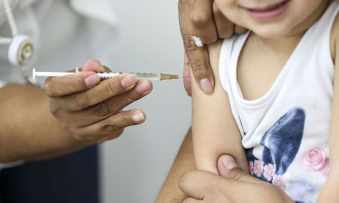 A vacina é indicada como dose de reforço, ou seja, só pode ser aplicada em quem já se vacinou contra a doença.