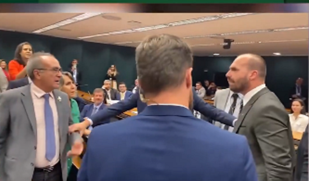 Eduardo Bolsonaro chegou a levantar da cadeira e precisou ser contido pelos colegas ao responder o petista.