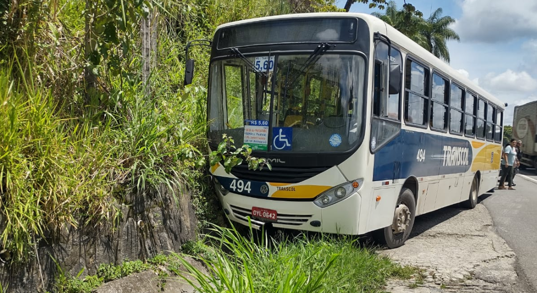 Ônibus bateu em barreira de acostamento, na BR-101