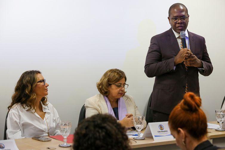 Durante a visita, a ministra Cida Gonçalves comemorou o fato de o atendimento na central ser prestado integralmente por mulheres