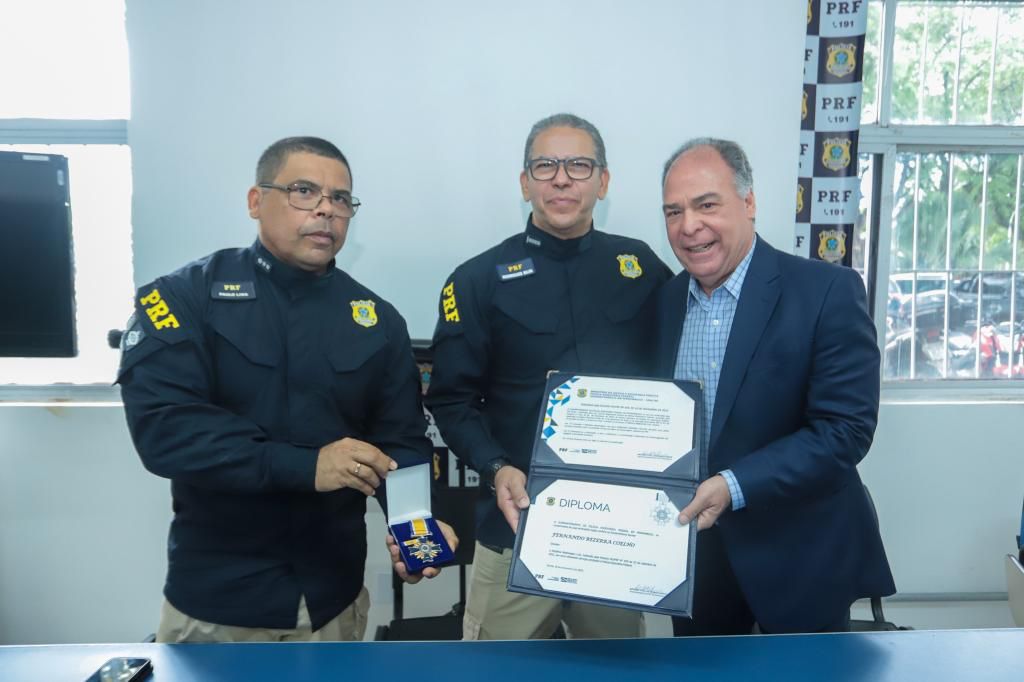 O ex-senador Fernando Bezerra Coelho homenageado pela Superintendência da Polícia Rodoviária Federal em Pernambuco