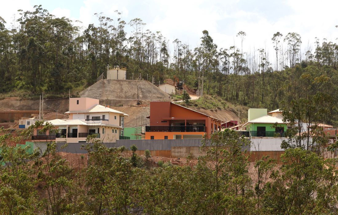 Sete anos e meio após tragédia, 4 famílias recebem casas em Mariana