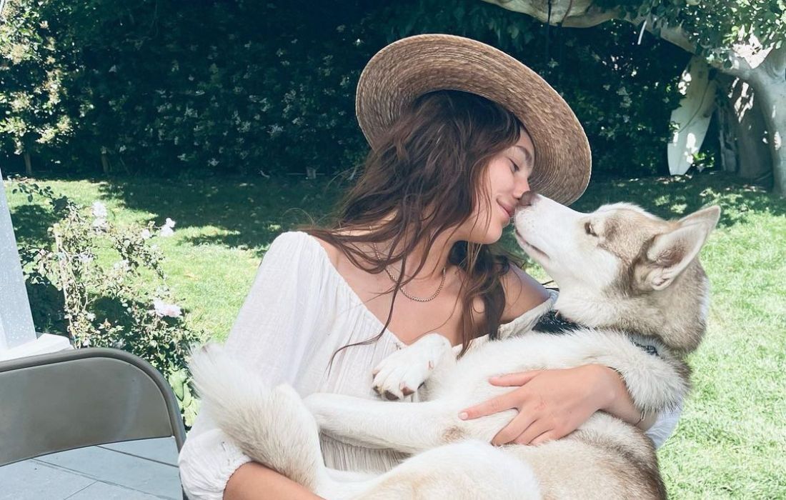 A atriz e modelo Camilla Morrone ao lado de um dos filhotes de husky siberiano que adotou durante o isolamento social, em 2020