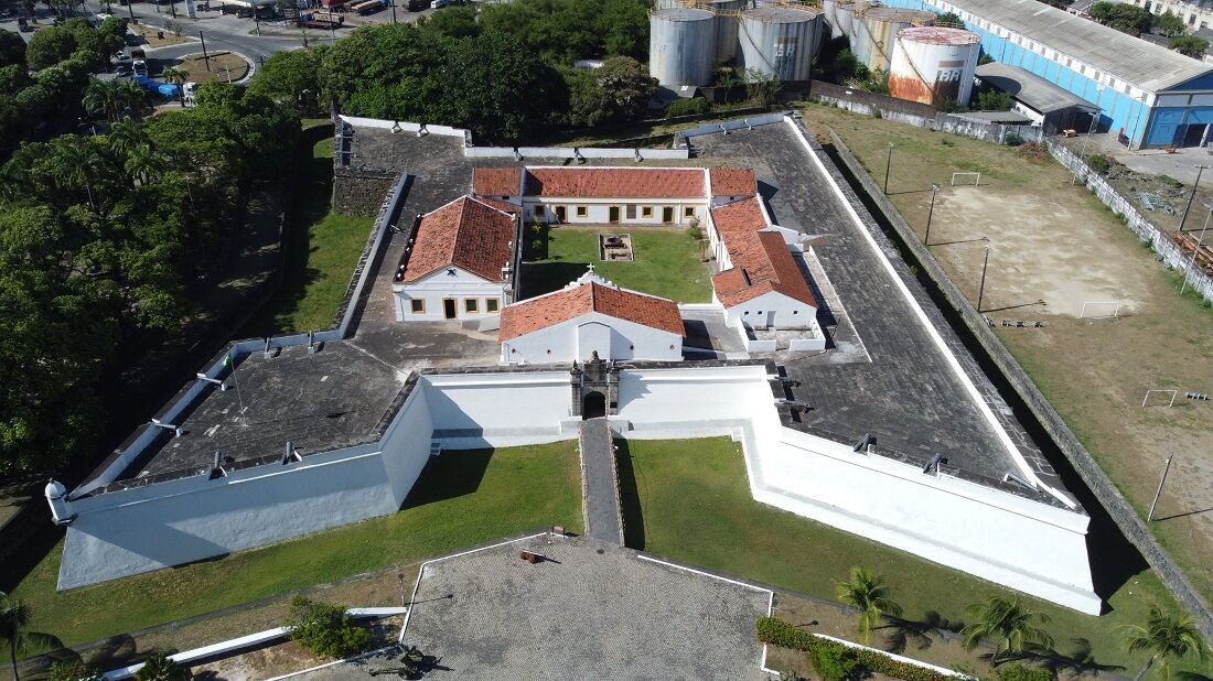 Estrutura imponente marca o Forte do Brum 