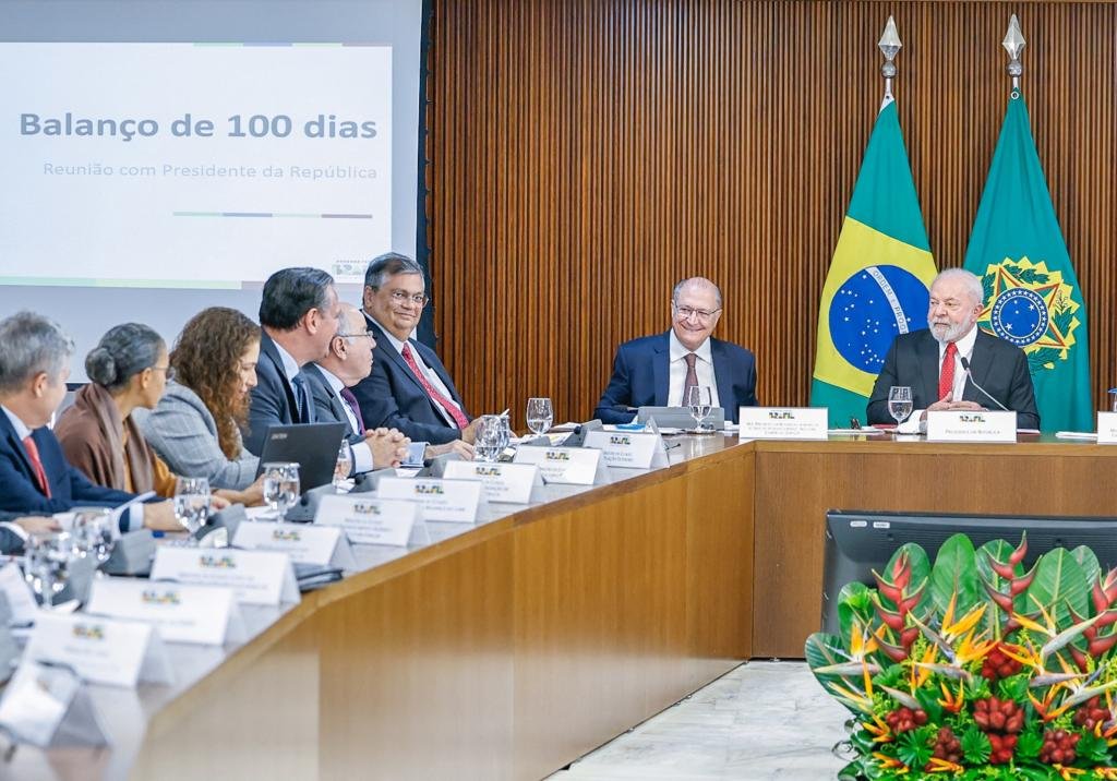 Lula faz reunião ministerial