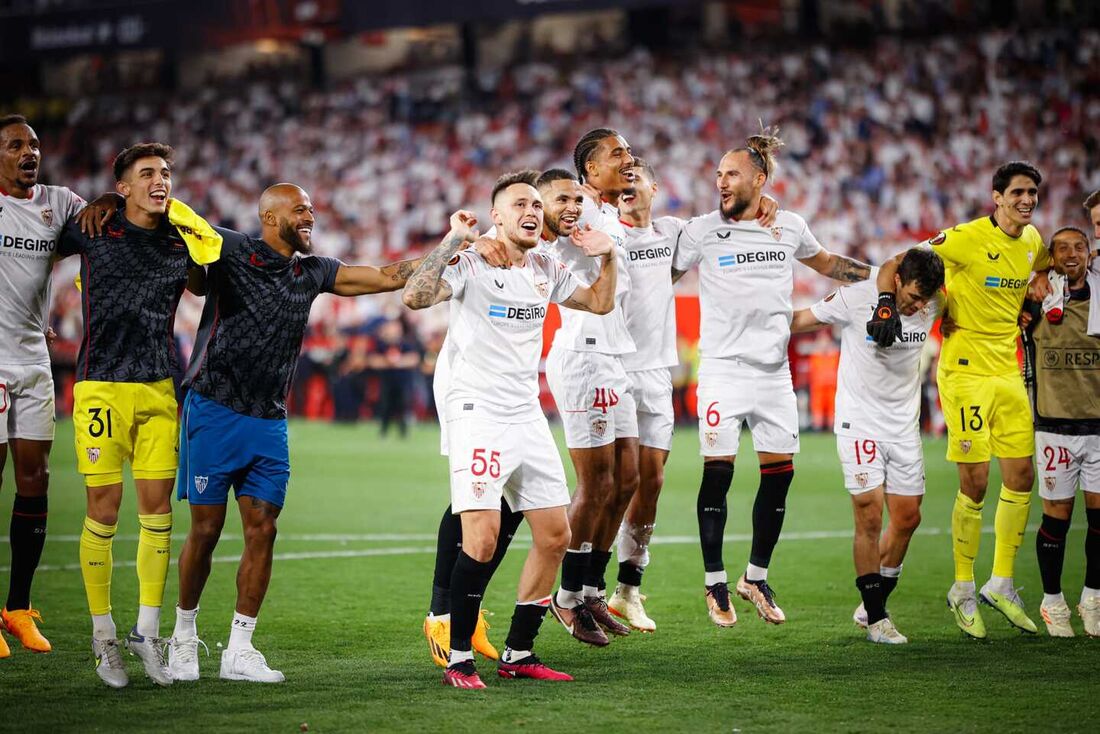 Jogadores do Sevilla comemoraram classificação com a torcida após a partida 