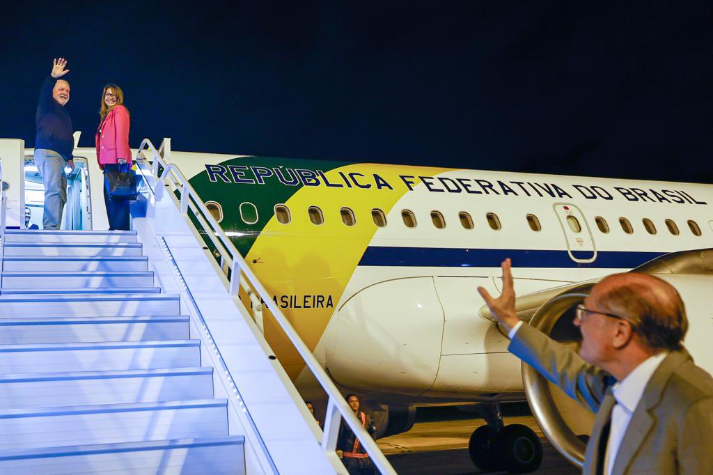 Presidente Lula e Janja embarcando para Portugal