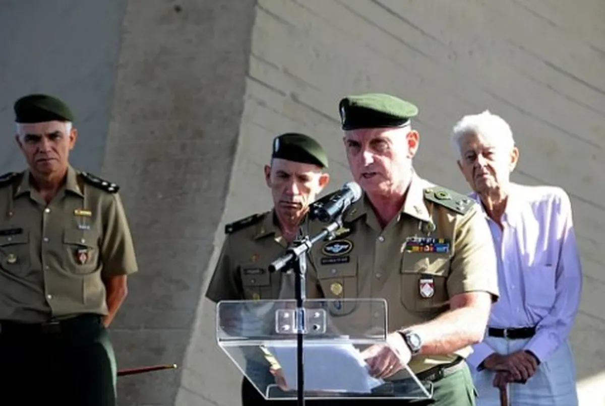 Em 2012, registros mostrarem o militar recebendo um bolo de aniversário dos grevistas.