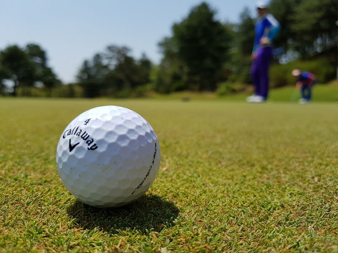 Problema aconteceu quando jovem se abaixou para arrumar bola de golfe