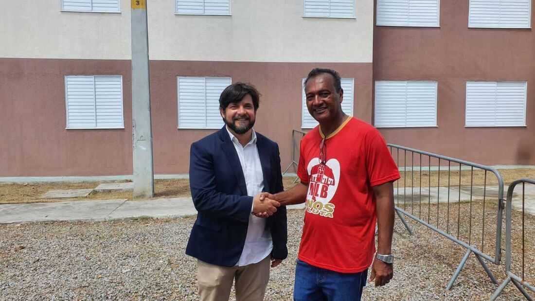 Secretário de Habitação do Recife, Ermes Costa (PT), entrega unidade de habitacional em Afogados