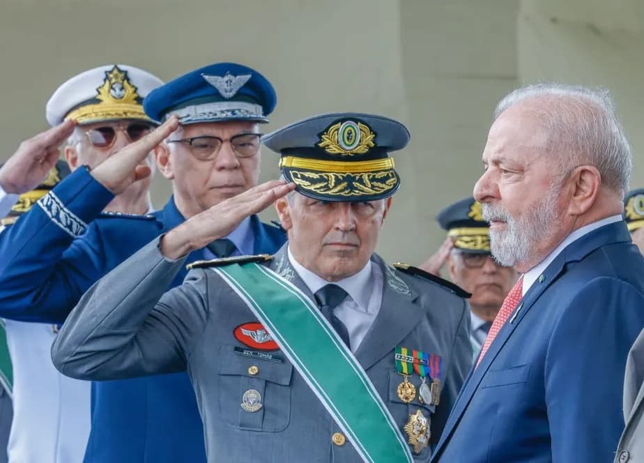 General Tomás e demais comandantes em cerimônia do Dia do Exército: continência ao presidente Lula 