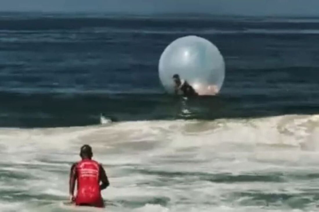 Bombeiros resgatam casal em bolha inflável na Praia de Copacabana