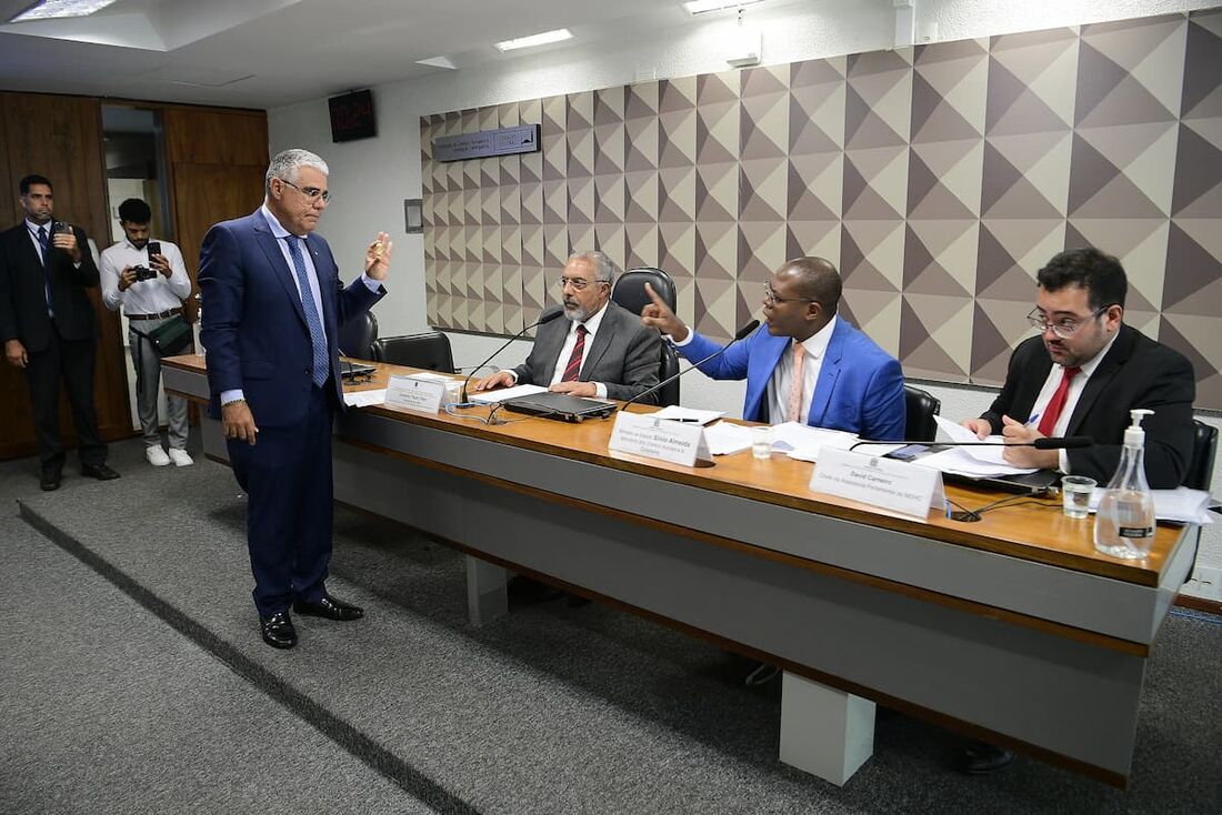 Senador Eduardo Girão leva réplica de feto ao ministro Silvio Almeida