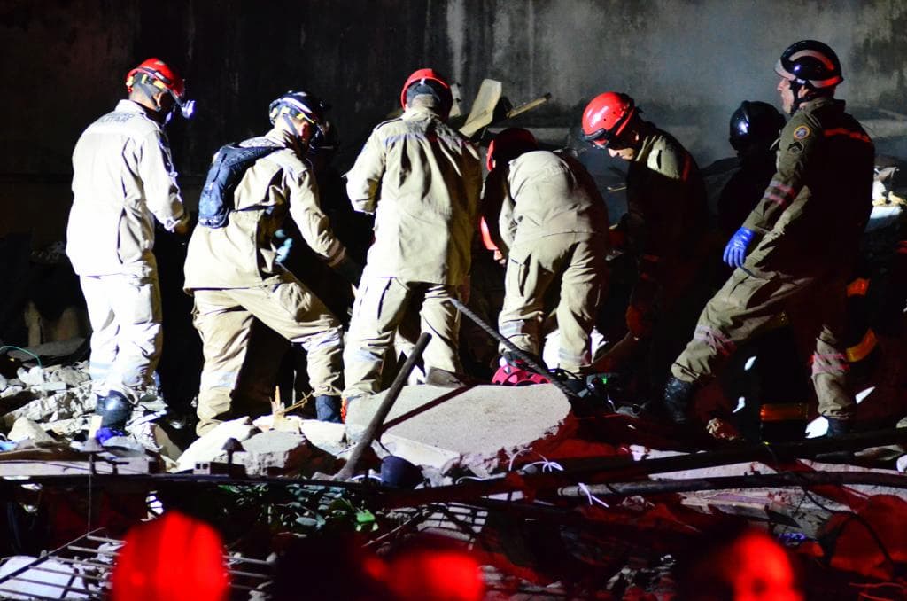 Bombeiros atuam no resgate das vítimas de desabamento de prédio em Jardim Atlântico, Olinda