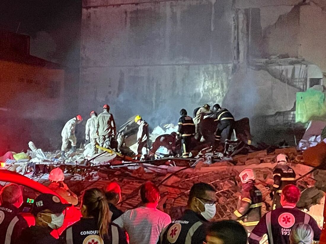 Bombeiros atuam no resgates das vítimas de desabamento de prédio em Olinda