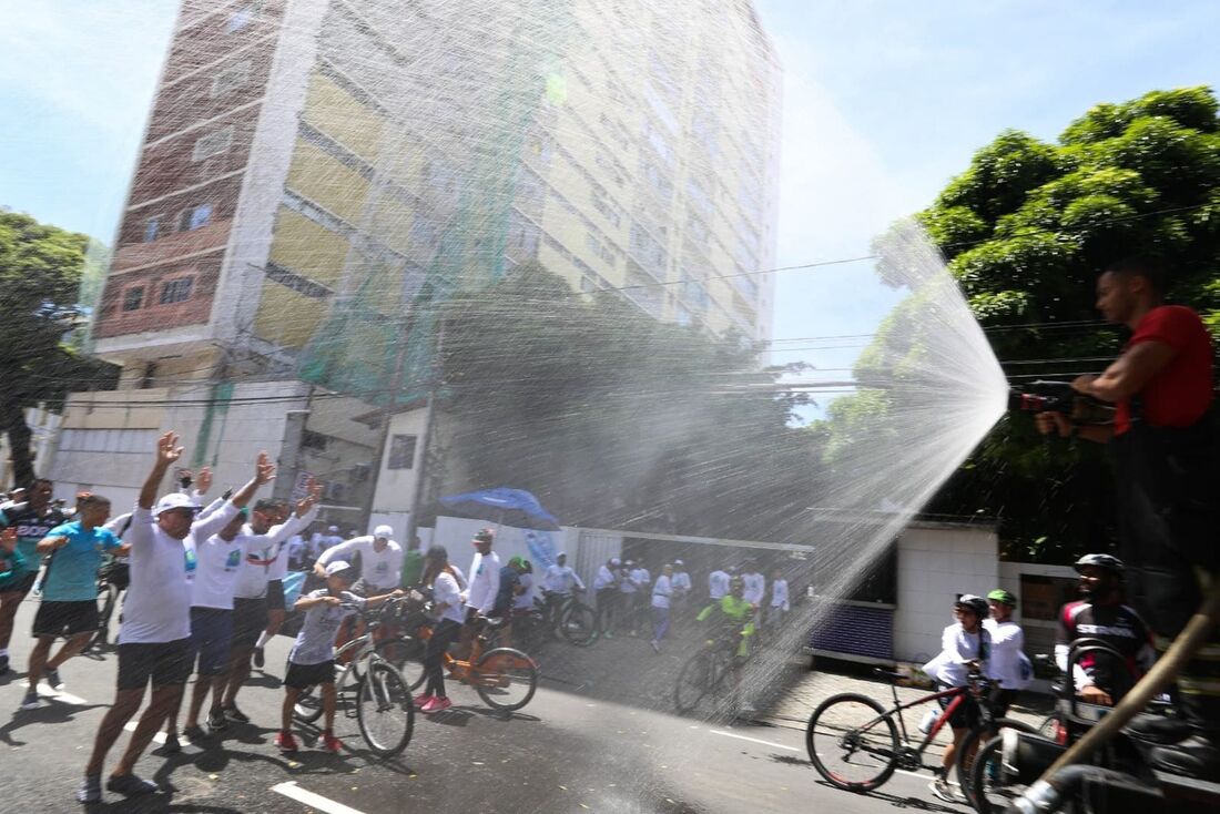 Passeio ciclístico da Alepe contou com banho de mangueira