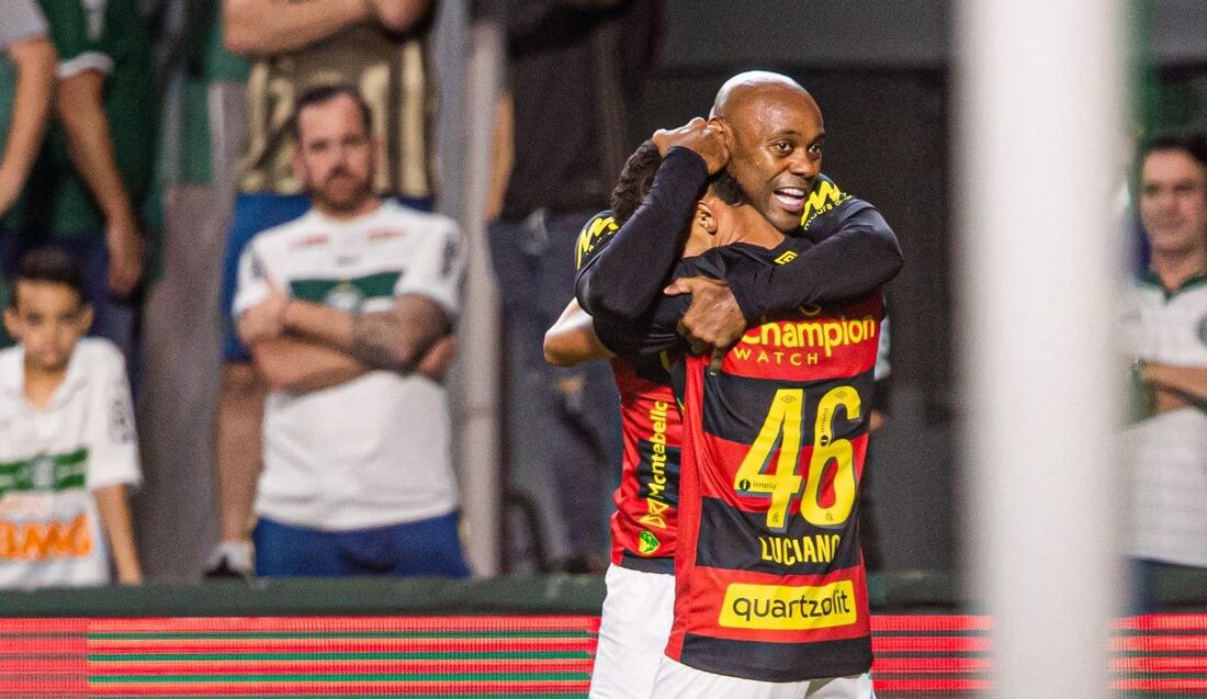 Luciano Juba e Vagner Love se abraçam durante confronto com o Coritiba