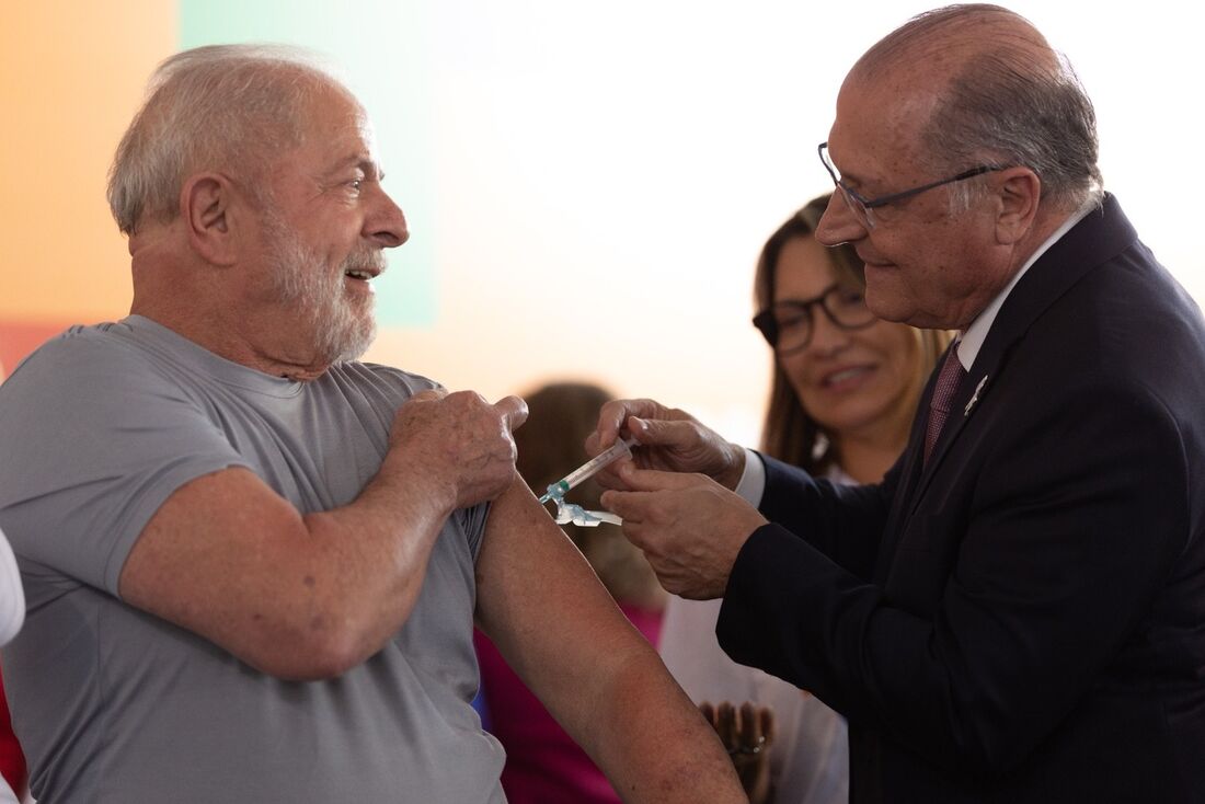 Lula usa imagem de Alckmin aplicando vacina bivalente contra a Covid-19