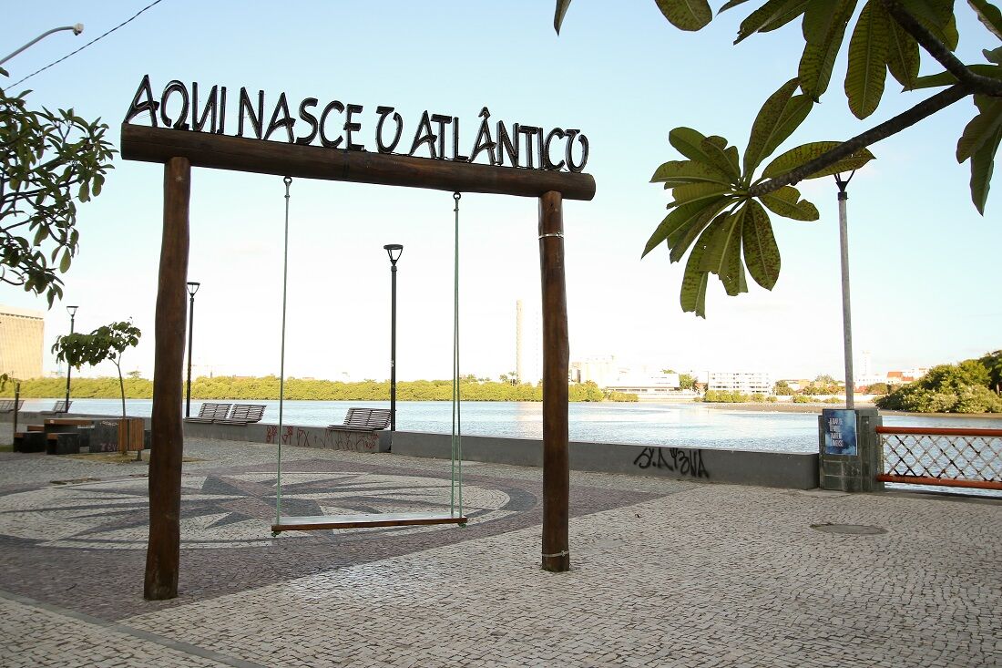 Pórtico delimita espaço em frente ao rio