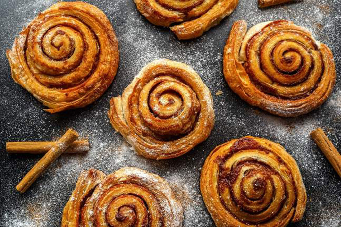 O pãozinho doce tem formato enroscado com camadas saborizadas 