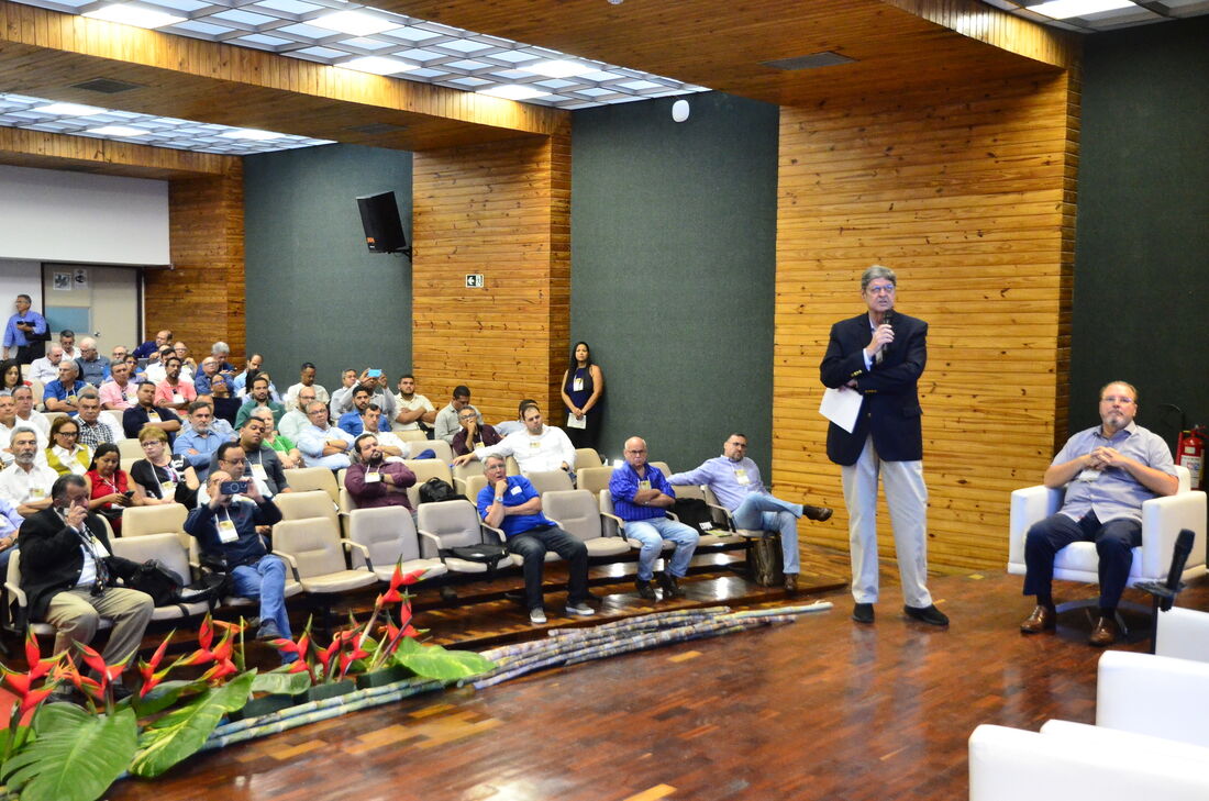 Renato Cunha realiza palestra coordenada pelo presidente do Grupo EQM, Eduardo Monteiro