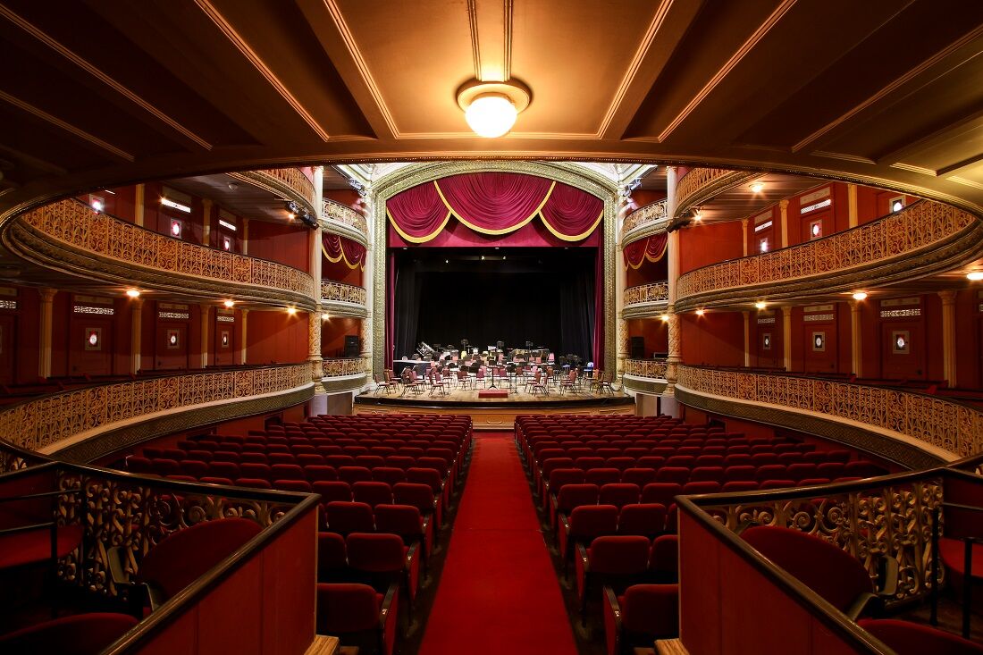 Teatro de Santa Isabel através séculos e se mantém operante