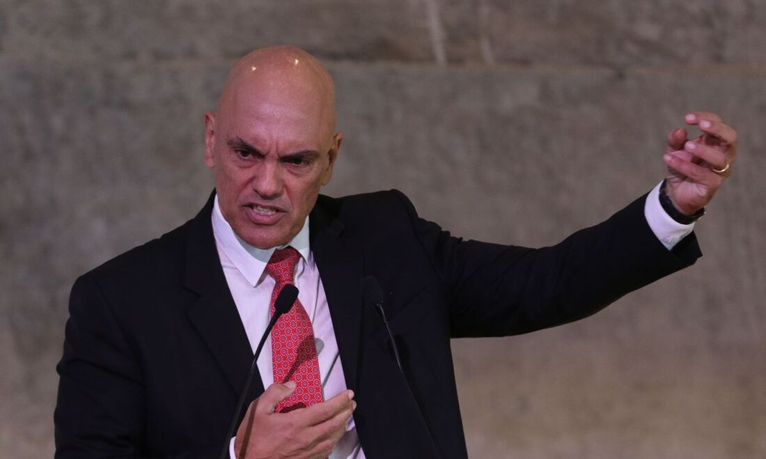 Moraes escreveu que a oitiva [audição] de Bolsonaro, solicitada pelo Ministério Público, é "medida indispensável ao completo esclarecimento dos fatos investigados".