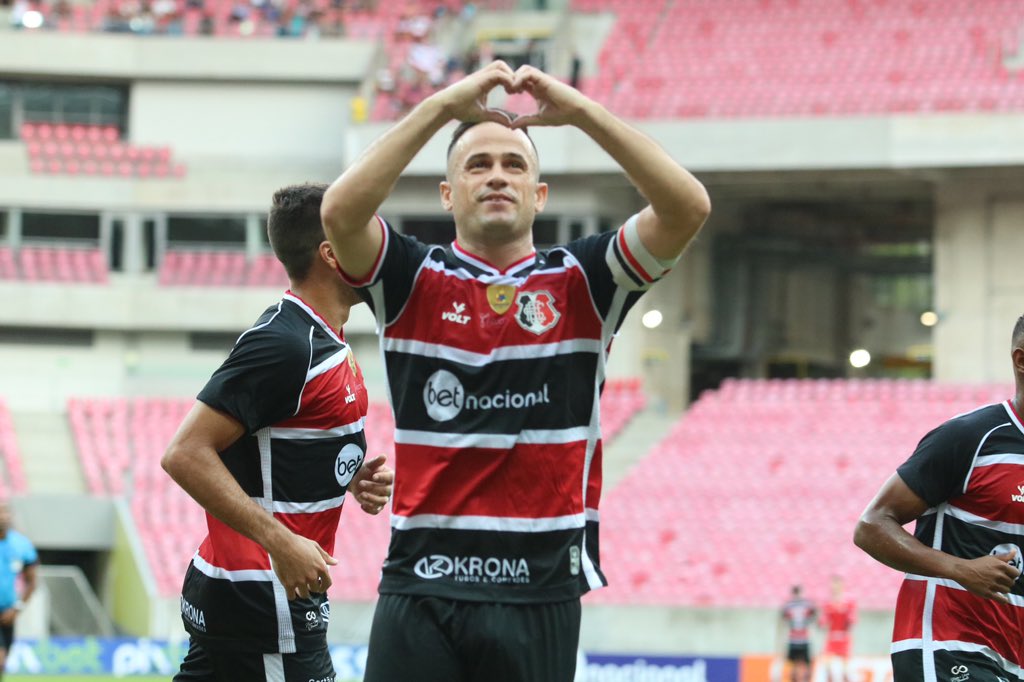 Pipico foi autor dos três gols diante do Belo Jardim neste sábado, na Arena de Pernambuco