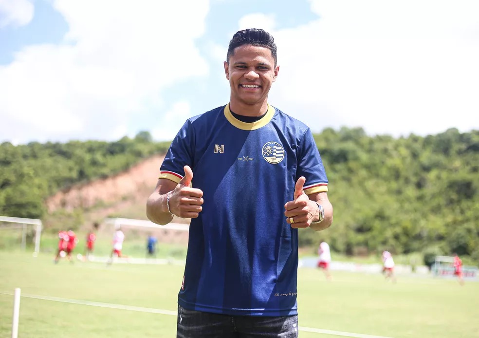 Douglas Santos, lateral formado na base do Náutico