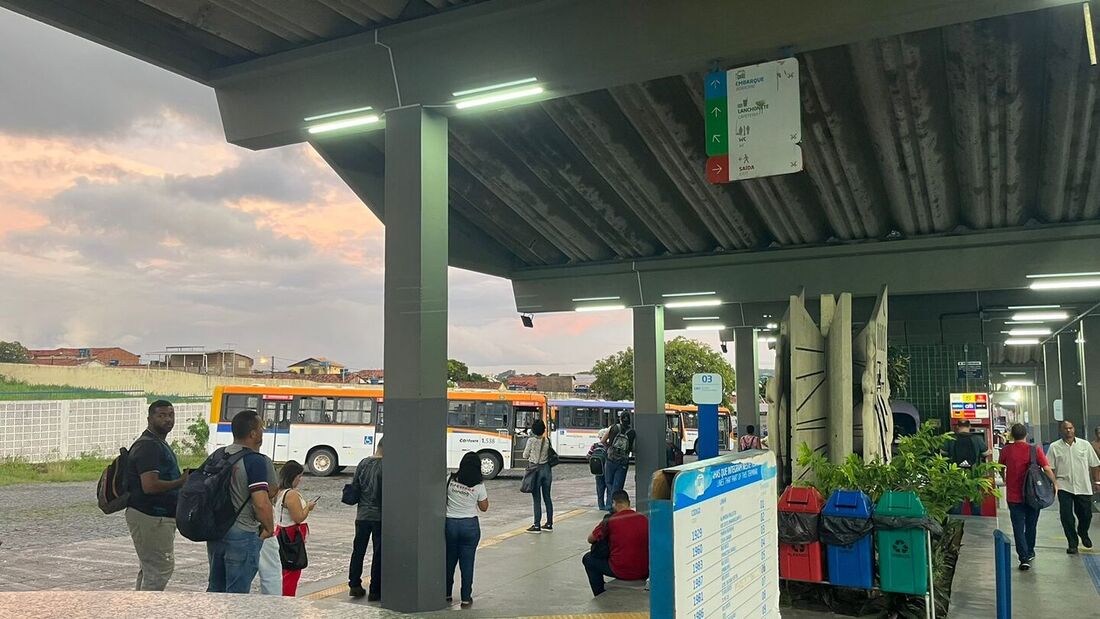 Sem ônibus, passageiros aguardam em fila no TI Rio Doce