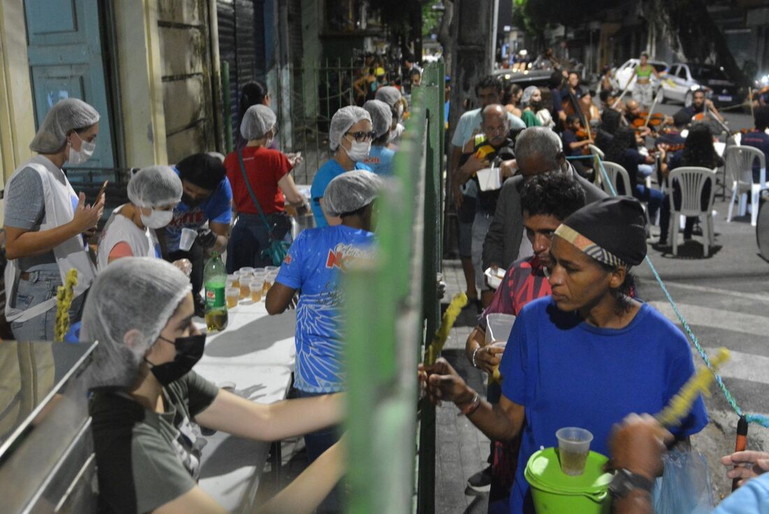 Nesta noite de quarta-feira (5), pessoas em vulnerabilidade social também receberam chocolates, por conta da Páscoa