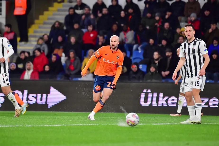 João Figueiredo em ação pela Basaksehir Ideallize 