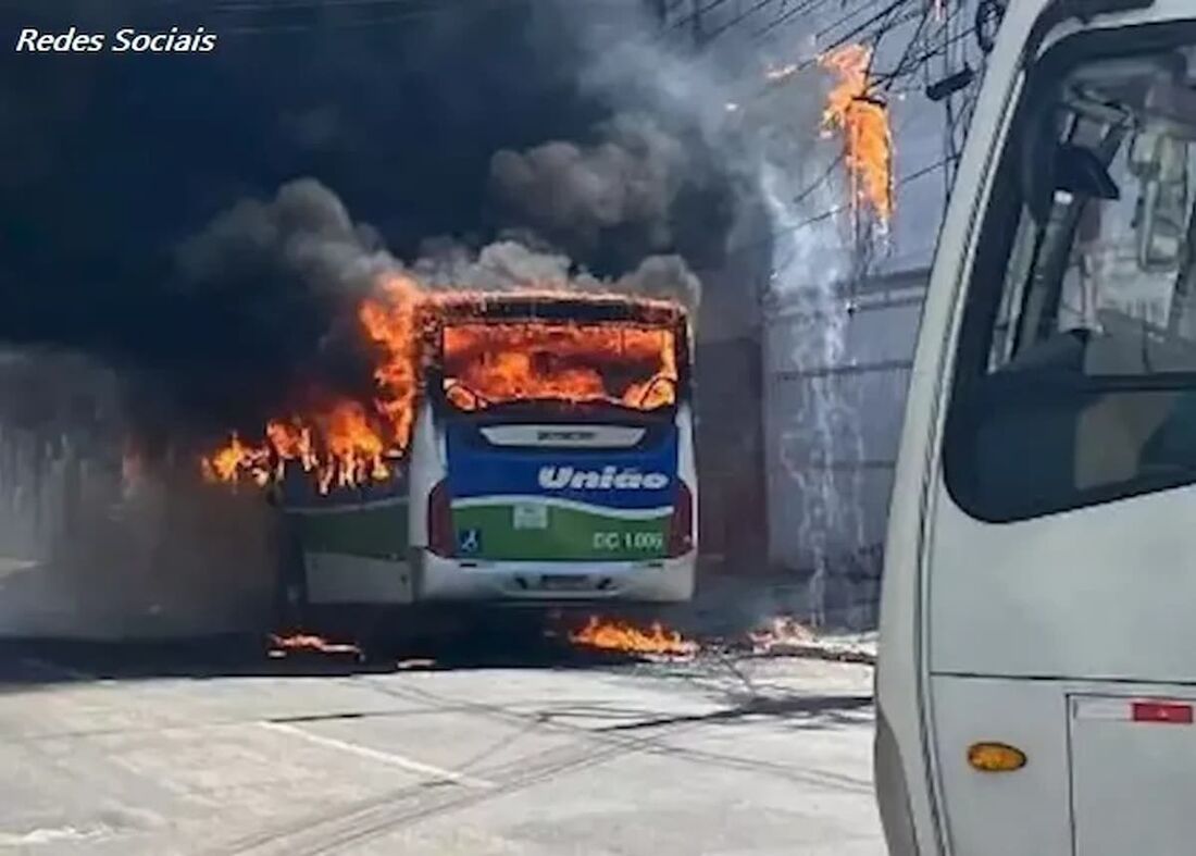 ônibus incendiado