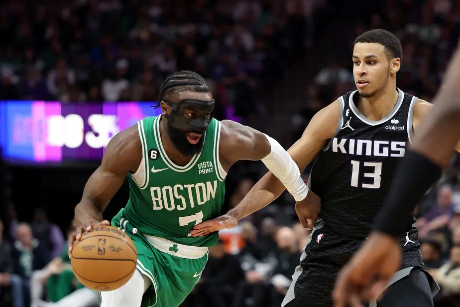 Jaylen Brown vira dúvida para os playoffs da NBA 