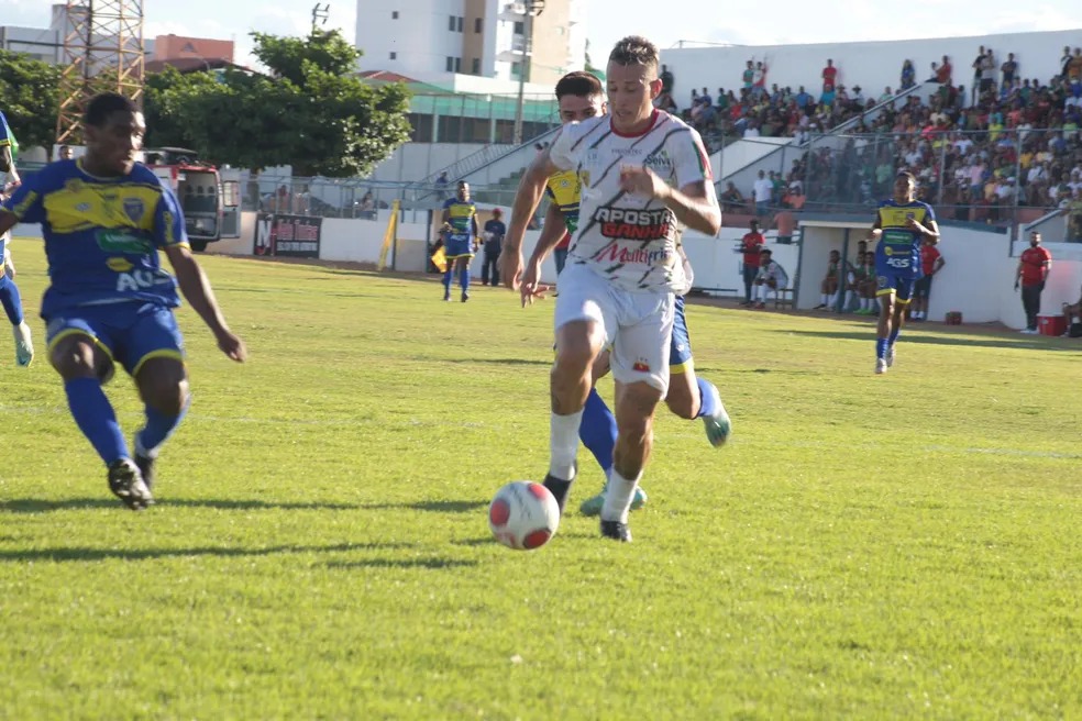 Emerson Galego, atacante do Petrolina