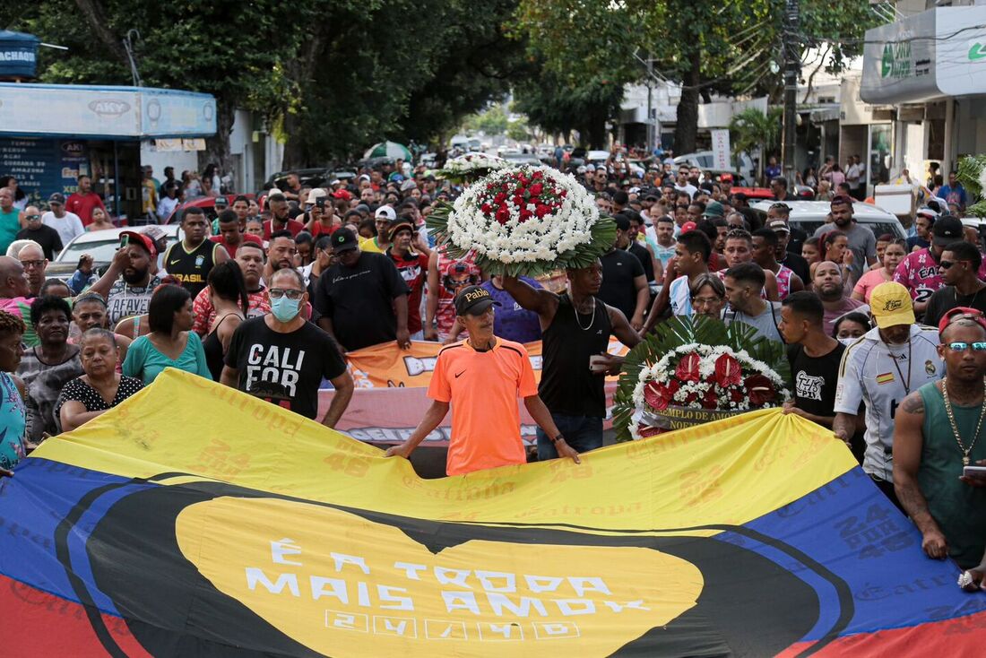 Familiares, amigos, fãs e artistas se encontraram no Cemitério de Santo Amaro para dar "último adeus" a Biel Xcamoso