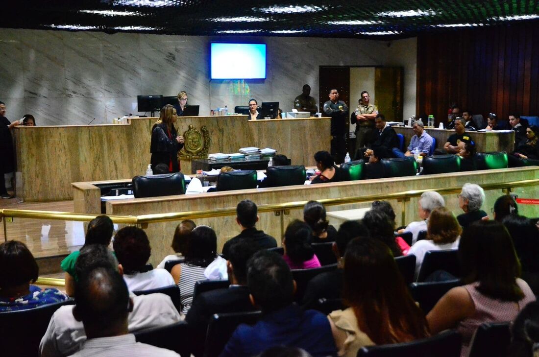 Debates entre acusação e defesa no julgamento de Guilherme José Lira 