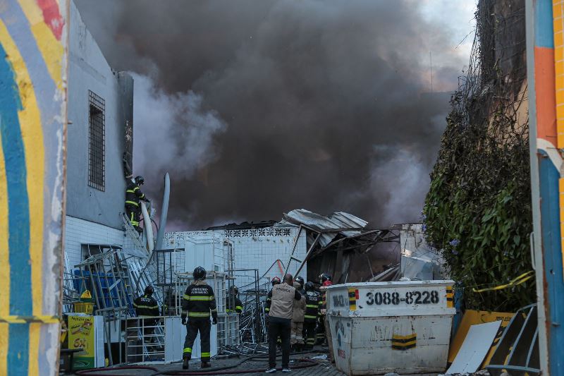 Corpo de Bombeiros combate incêncio da rua da Imperartiz