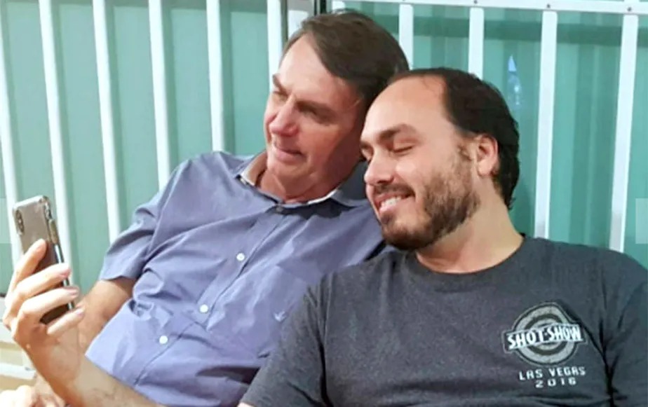 Jair Bolsonaro e Carlos Bolsonaro 