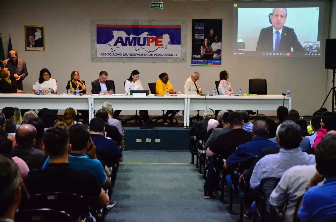 Assembleia reúne prefeitos de Pernambuco e representantes do Governo Federal para debater segurança nas escolas