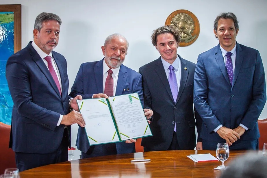 Lula entrega arcabouço fiscal ao presidente da Câmara, Arthur Lira, na presença do ministro da Fazenda, Fernando Haddad, e do senador Veneziano Vital do Rêgo (MDB-PB) 