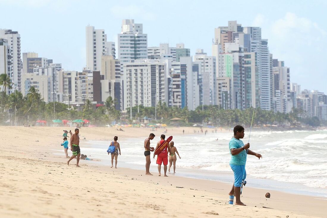 Guarda-vidas retiraram 25 pessoas do mar na Praia de Piedade nesta sexta-feira de feriado