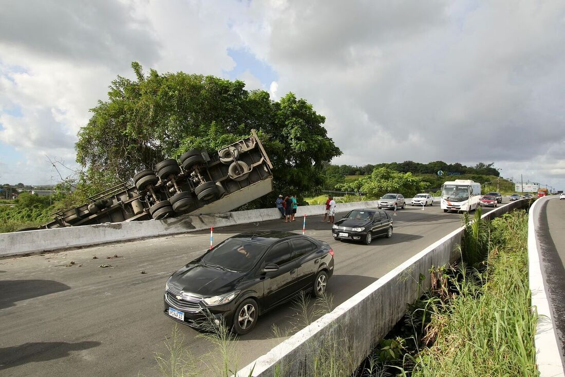 Acidente na BR-232, no km 11, deixa carreta tombada no sentido Recife / Interior