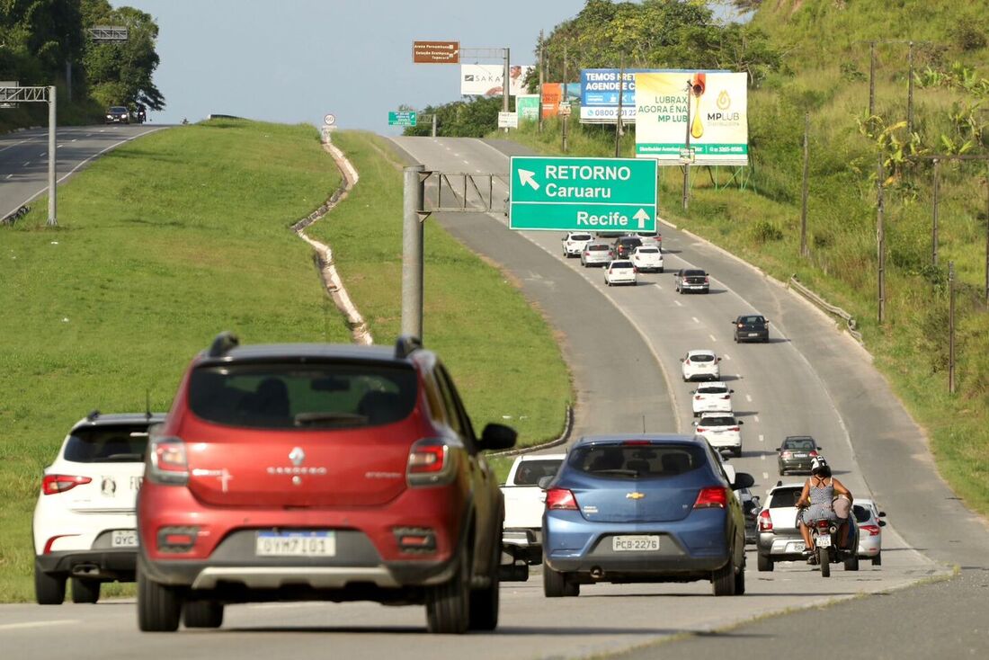 BR-232 durante a volta do feriado, no km 15, no sentido Recife