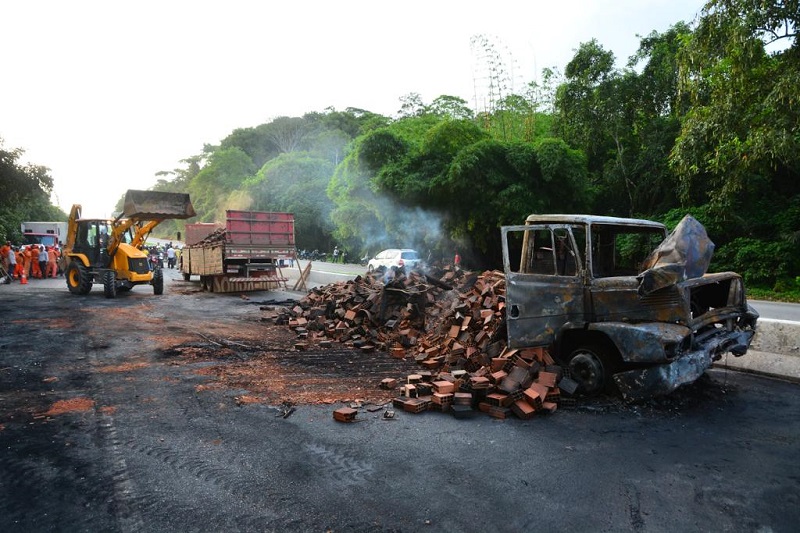 Estrada segue sendo liberada na BR-408