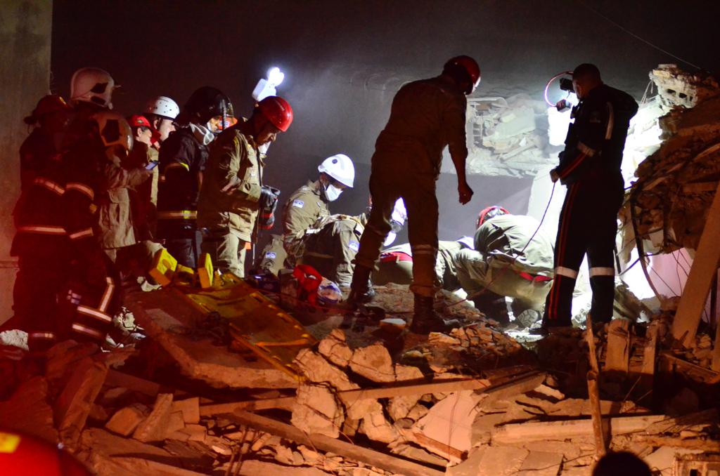 Bombeiros atuam no resgate às vítimas do desabamento em Jardim Atlântico, Olinda