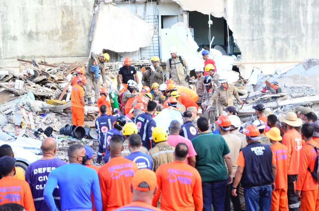 Homem é resgatado com vida; bombeiros estimam que quatro seguem sob os escombros