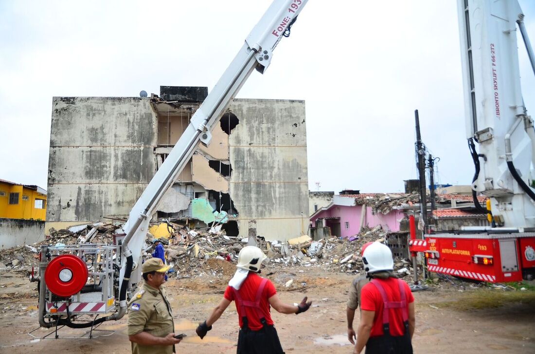 Trabalho dos bombeiros neste domingo, em Olinda