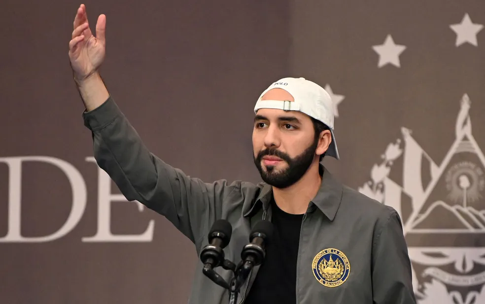 O boné de time de basebol com a aba virada para trás já virou a marca registrada de Nayib Bukele, que destoa dos demais políticos 